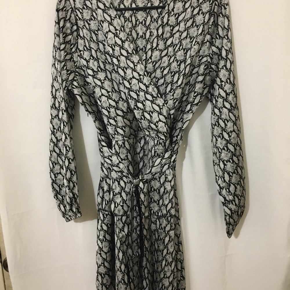 3/$28❤️Snake Print  Dress V neck - Picture 10 of 12